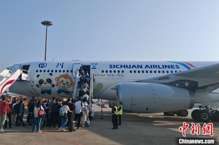 世运精神邂逅中国美学：成都世运号首航涂装A