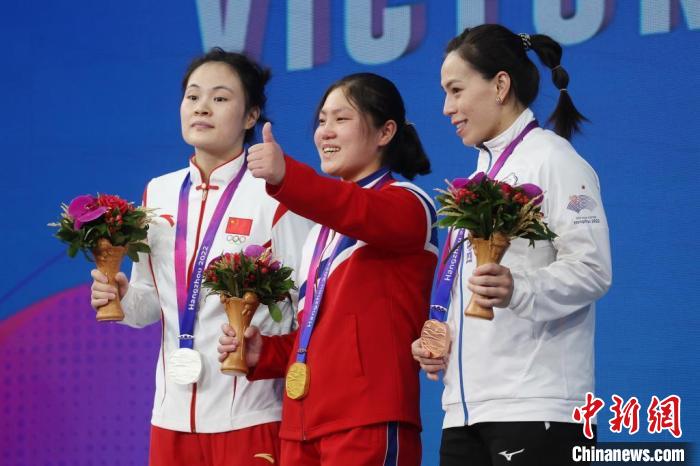 朝鲜选手金日景打破抓举世界纪录摘金 中国罗诗