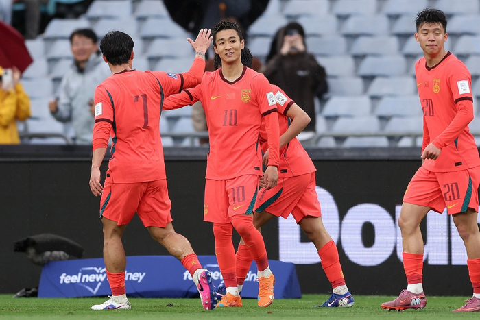 国足备战喀麦隆系列赛 韦世豪：对手实力强需做