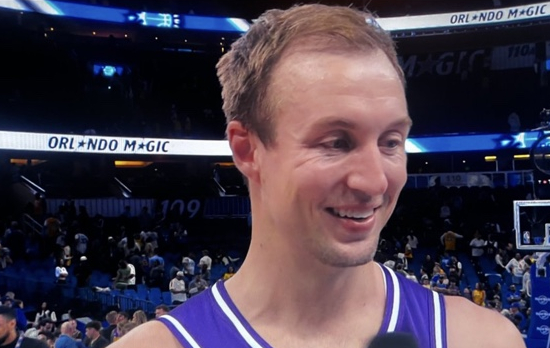 肯纳德关键三分助湖人客场险胜魔术