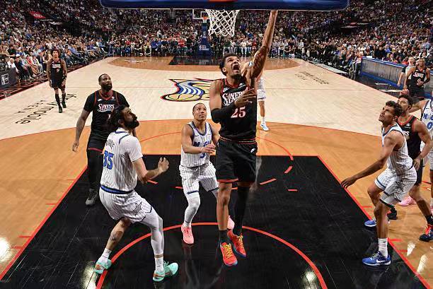 76人逆转魔术晋级季后赛 巴洛防守失误成隐患