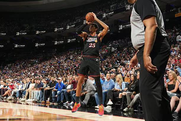 76人逆转魔术晋级季后赛 巴洛防守失误成隐患