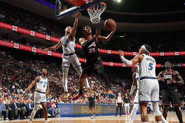 76人逆转魔术晋级季后赛 巴洛防守失误成隐患