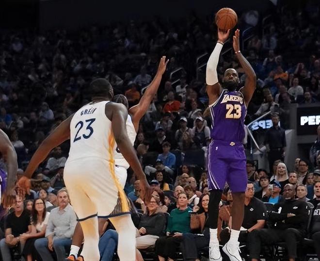 湖人火箭双胜锁定季后赛席位 詹姆斯准三双助球