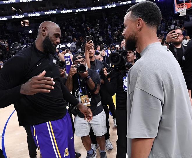 湖人火箭双胜锁定季后赛席位 詹姆斯准三双助球