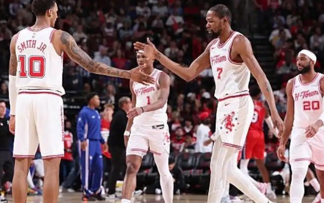 湖人火箭双胜锁定季后赛席位 詹姆斯准三双助球