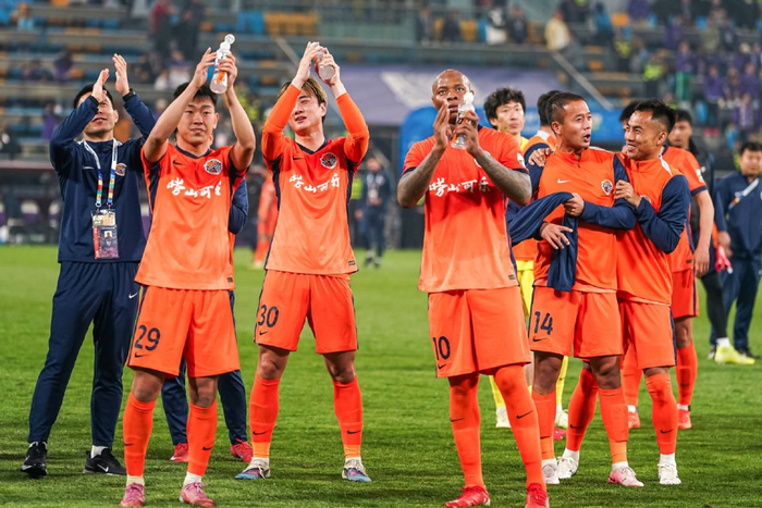 青岛海牛宋龙与天津津门虎基莱斯上演德比对决