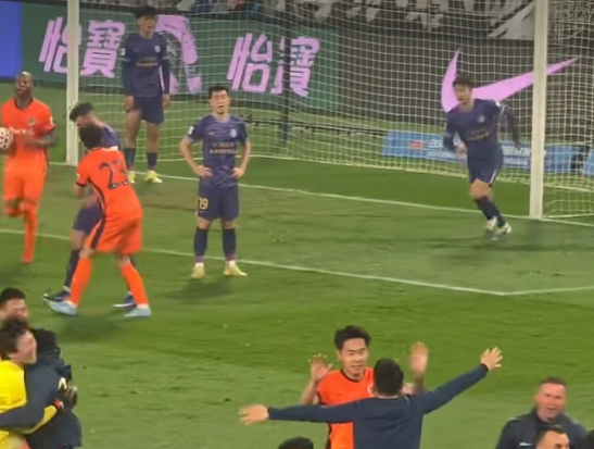 青岛海牛宋龙与天津津门虎基莱斯上演德比对决